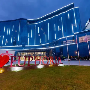 Hotel Euphoria, Batoemi